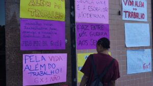 homem olhando cartazes