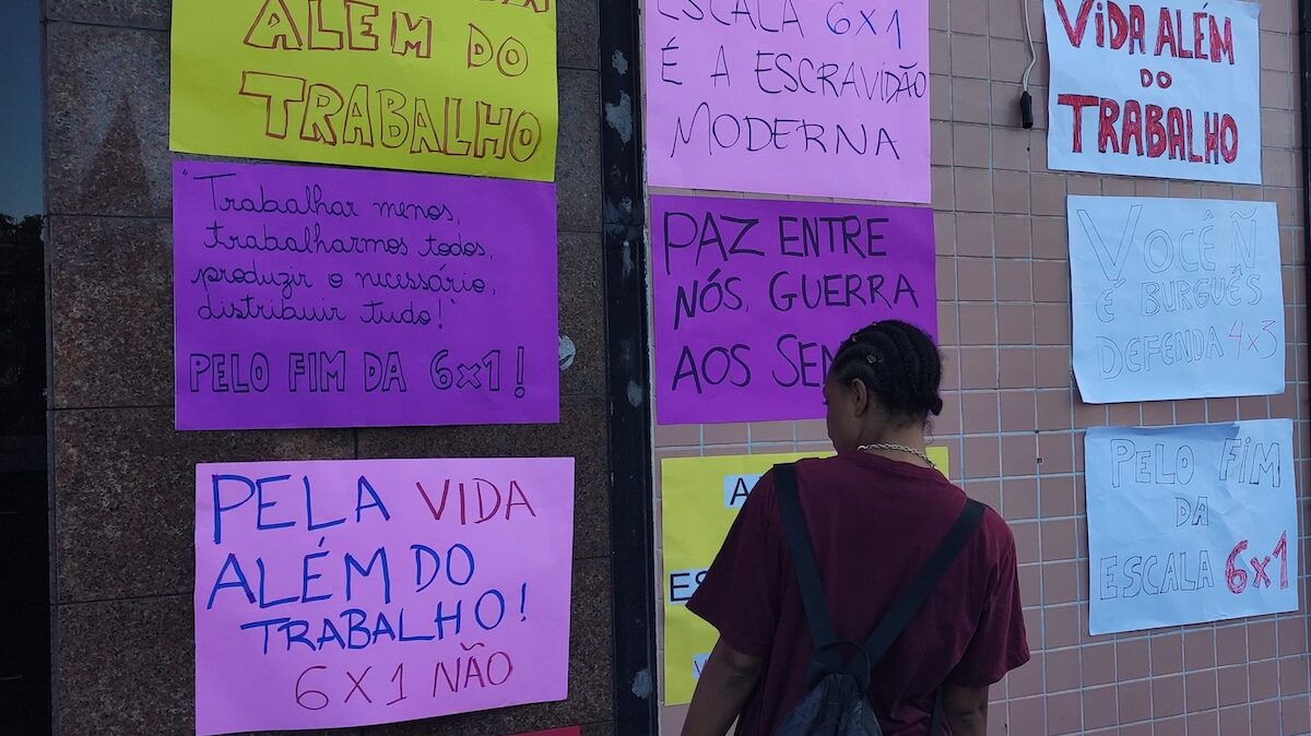 homem olhando cartazes