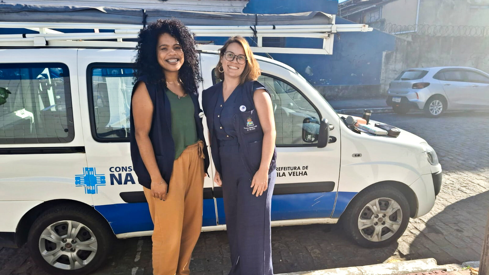 Duas mulheres em frente a um automóvel
