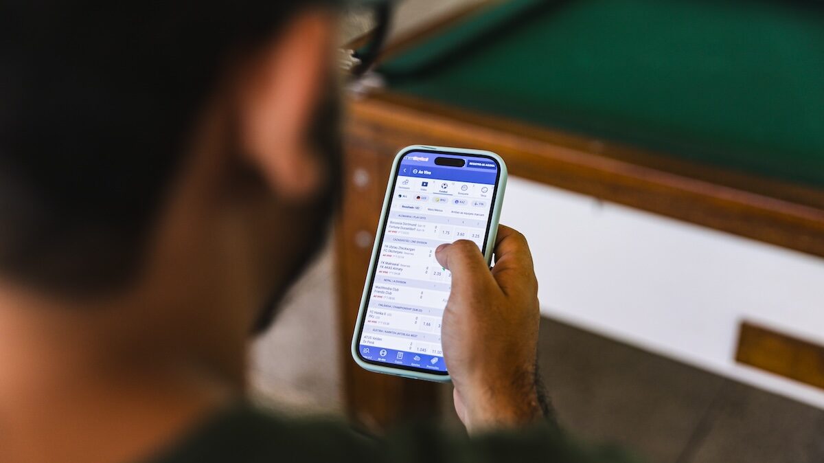 imagem de homem segurando um telefone celular