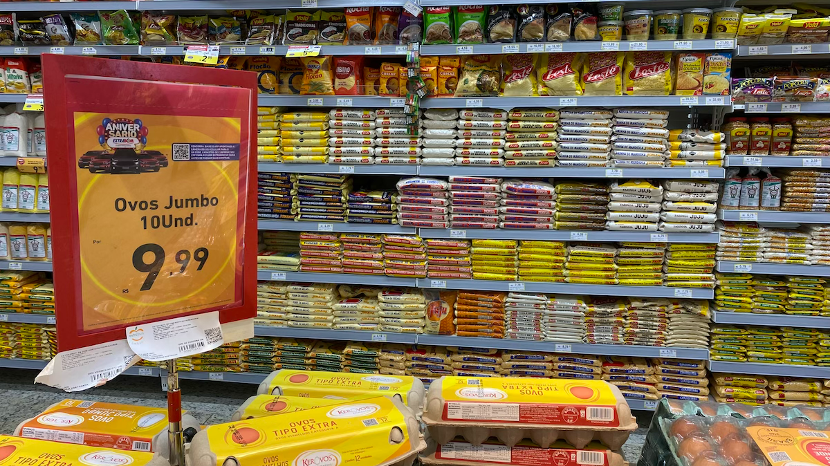 prateleiras com produtos em supermercado