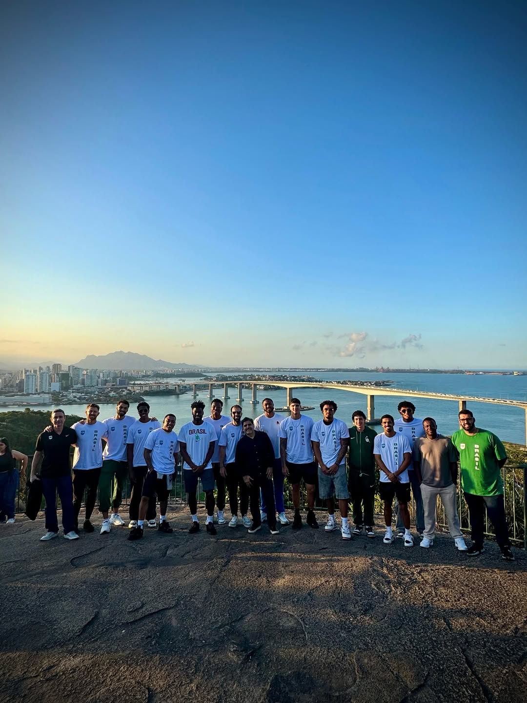 1ª vez no ES,  seleção de basquete celebra Anderson Varejão